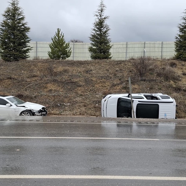 Otomobille hafif ticari aracın çarpıştığı kazada 6 kişi yaralandı