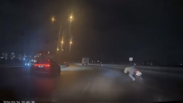 Bursa'da motosiklet kazası kamerada : Sürücü yola böyle savruldu