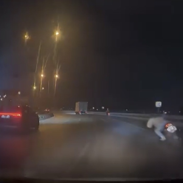 Bursa'da motosiklet kazası kamerada : Sürücü yola böyle savruldu