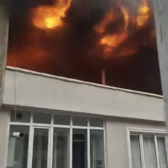 Bursa'da binanın çatısı alevlere teslim oldu