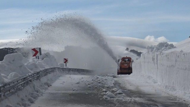4 aydır ulaşıma kapalı olan 2 bin 600 rakımlı Bülbülan Geçidi'nde karla mücadele