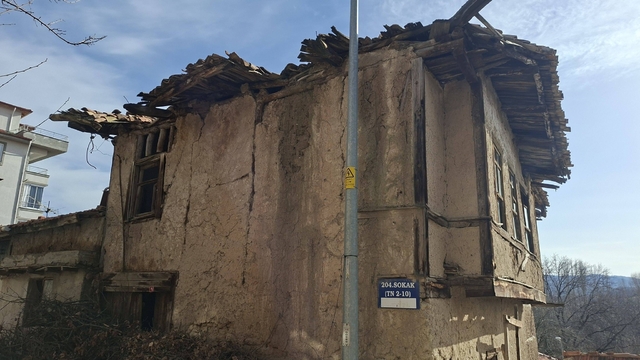 Hisarcık'ta kültür varlığı statüsündeki binalar risk oluşturuyor
İlçedeki 40-50 yıllık 72 bina, yayalar ve araç trafiği açısından ciddi can ve mal güvenliğini tehdit ediyor