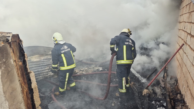 Erçiş'te ahır ve odunluk yangını