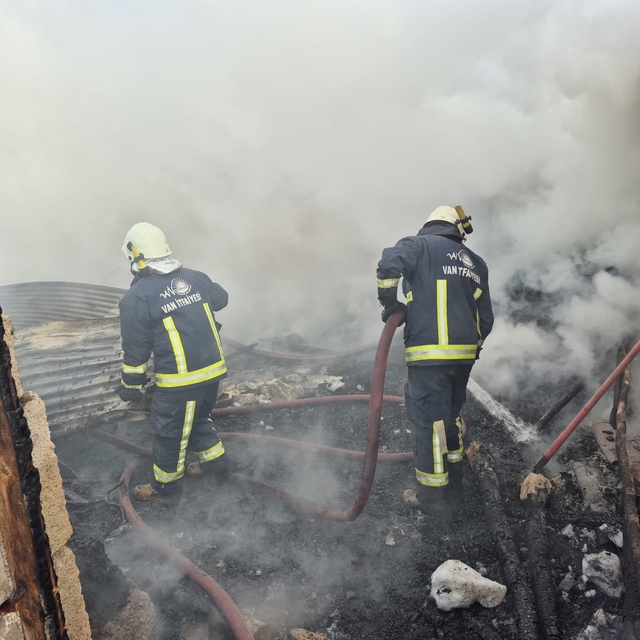 Erçiş'te ahır ve odunluk yangını