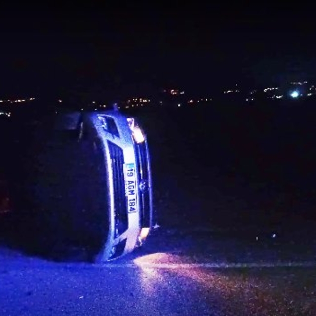 Polis aracıyla otomobil çarpıştı: 1'i polis, 3 yaralı