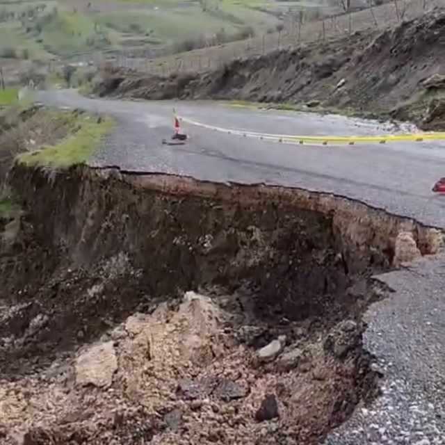 Çermik'te yolda çökme meydana geldi
