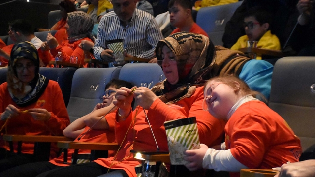 İzmir'de 'sevgi ilmekleri'