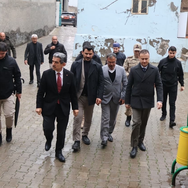 Vali Ekici selin vurduğu Oyalı köyünde: "Vatandaşımız yalnız değil"