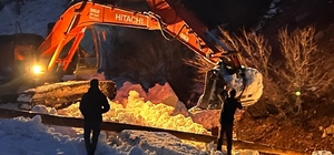 Çığ vurdu, devlet ve ilgili kurumlar çalışma başlattı, Beşağaç köyü karanlıktan kurtarıldı