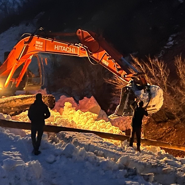 Çığ vurdu, devlet ve ilgili kurumlar çalışma başlattı, Beşağaç köyü karanlı...