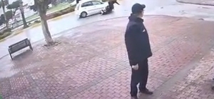 Elektrikli bisiklet sürücüsünü yola savuran kaza kamerada