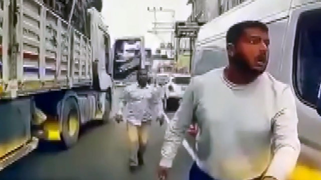 TIR'la otomobilin önünü kesip, sürücüyü tehdit eden baba ile oğlundan 'el hareketi' iddiası