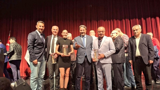 Eskişehir'de sporun 'en'leri ödüllendirildi
"Şehrin Spor Değerleri Ödül Töreni" yoğun katılımla gerçekleştirildi