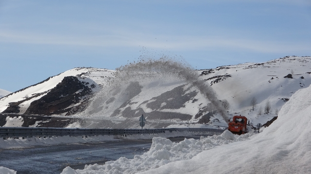 Kar ve tipi nedeniyle 4 aydır ulaşıma kapanan yol açılıyor
