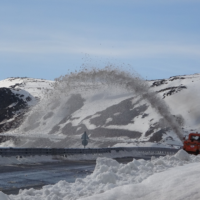 Kar ve tipi nedeniyle 4 aydır ulaşıma kapanan yol açılıyor