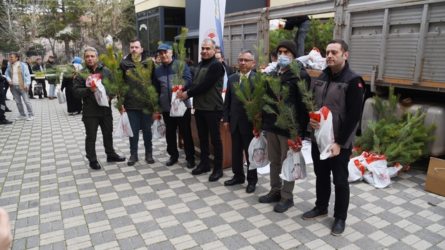 Eskişehir Orman Bölge Müdürlüğü'nden fidan dağıtımı
Hafta boyunca 4 bin fidan vatandaşlara hediye edilecek