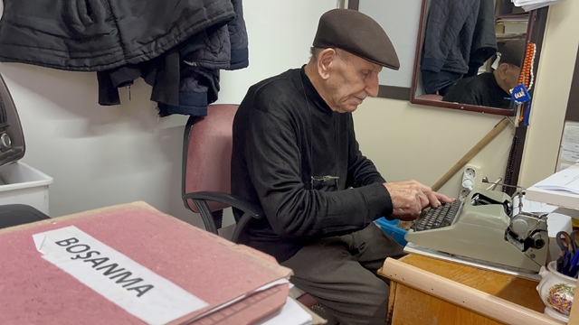 93 yaşındaki arzuhalci mesleğini ilk günkü aşkla sürdürüyor
65 senelik meslek hayatında en üzüldüğü şey boşanma dilekçesi yazmak
Arzuhalci Ali Öncüler:
"Kısa süren evlilikler sonrası çok sayıda boşanma davası dilekçeleri geliyor"
"Amacımız sadece para kazanmak değil, yuvaların yıkılmasını istemem"
"Hiç istisnasız erkenden kalkar dükkanımı, yazıhanemi açarım"
"70-80 senelik 8-10 tane daktilom var"