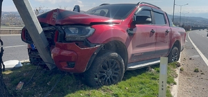 Elazığ’da kamyonet direğe çarptı: 1 yaralı