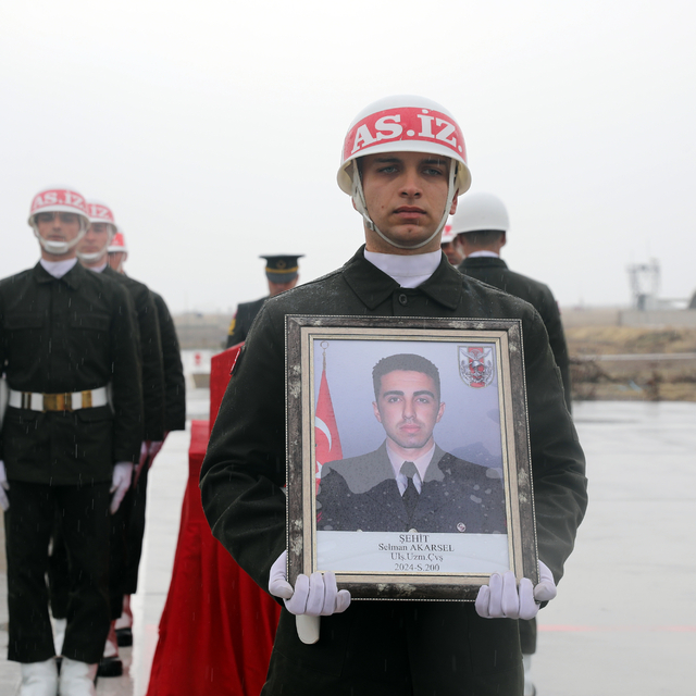 Ağrı'da askeri araç kazasında şehit olan Uzman Çavuş Akarsel için tören düz...