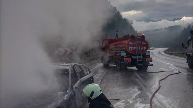 Seyir halindeyken yanan araç kullanılmaz hale geldi