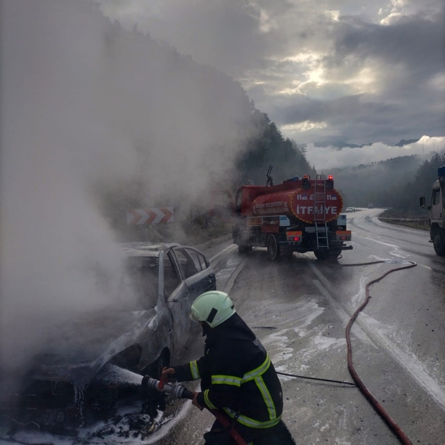 Seyir halindeyken yanan araç kullanılmaz hale geldi