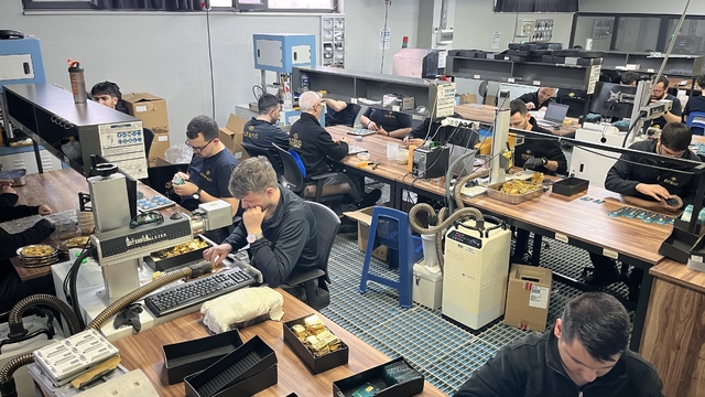 Talebe yetişmek için gece gündüz böyle altın üretiyorlar
Altın piyasasında paniğe gerek yok
Altın fabrikası talebe yetişmek için fazla mesaide
Özbağ Kuyumculuk Genel Müdürü Aziz Sözeroğlu:
"Panik yapmaya gerek yok, vatandaş planlı yatırımlarına devam edebilir"