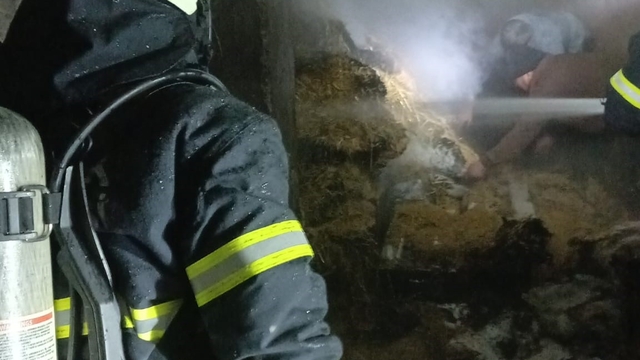 Burdur'da evin altında bulunan saman balyaları yandı