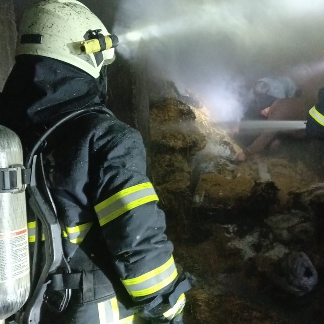 Burdur'da evin altında bulunan saman balyaları yandı