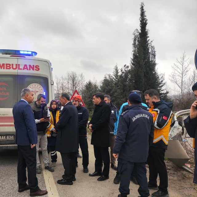 Yalova'da servis midibüsü kaza yaptı: 1 ölü, 20 yaralı