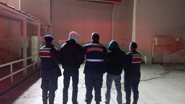 Bilecik'te 2 hırsızlık süphelisi tutuklandı
Şüphelilerden ele geçirilen çalıntı motosiklet sahibine eksiksiz olarak teslim edildi