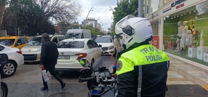 Ceza yazılacağını bile bile yasaklı alanlara park ediyorlar Ceza yazılıyor ama yasak dinlenmiyor