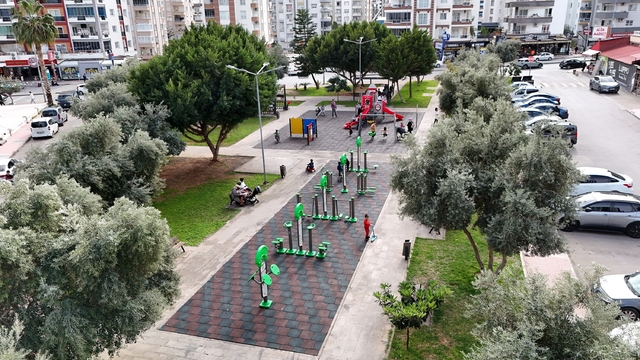 Mezitli'de parklar yenileniyor, yaşam alanları güçleniyor