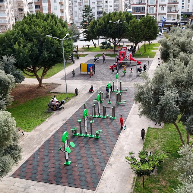 Mezitli'de parklar yenileniyor, yaşam alanları güçleniyor