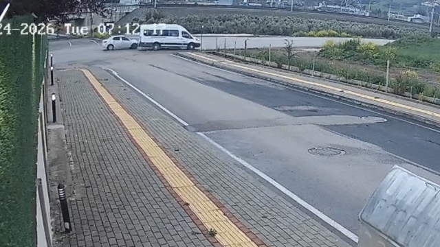 Osmaniye'de alt geçitte kaza kamerada: Otomobil ile minibüs çarpıştı