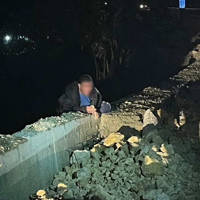 Köprüden atlamak isteyen şahıs 4 saat sonra ikna edilebildi