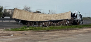Mardin'de karton yüklü tır devrildi: 1 yaralı