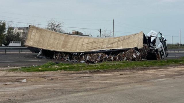 Mardin'de karton yüklü tır devrildi: 1 yaralı