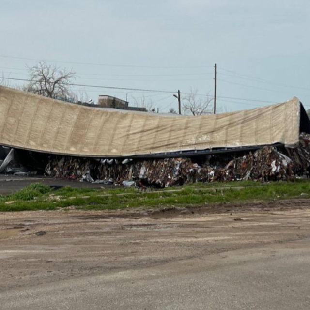Mardin'de karton yüklü tır devrildi: 1 yaralı