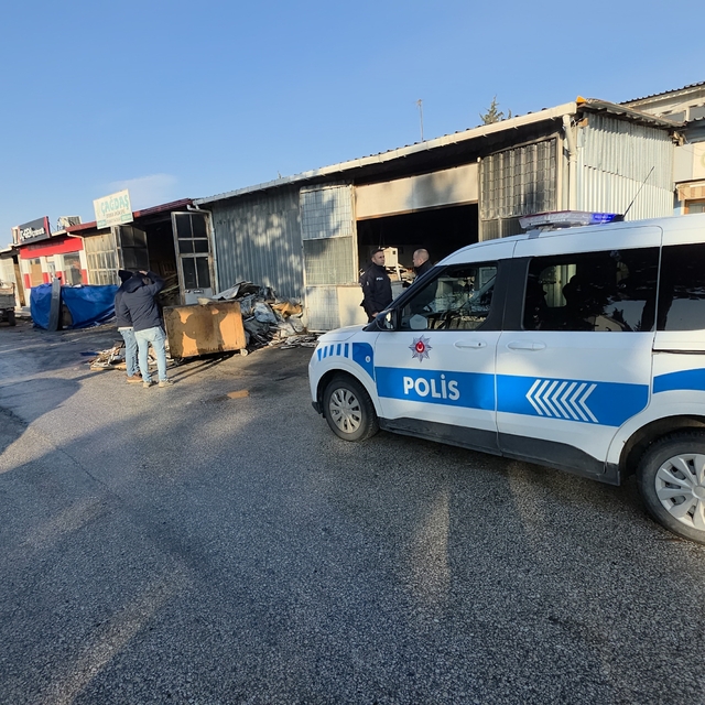 Edirne Sanayi Sitesi'ndeki korkutan yangındaki hasarın boyutu gün ağarınca...