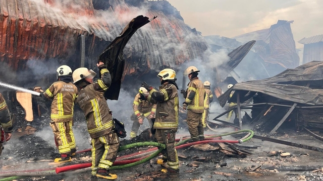 İzmir'de sanayi sitesindeki yangın kontrol altına alındı
Buca'da 5 iş yerinin zarar gördüğü yangında soğutma çalışmaları sürüyor
