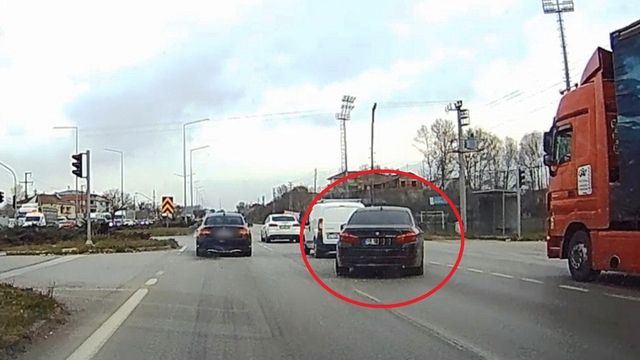 Trafikte tehlikeli hareketler
Vurdumduymaz sürücüler trafiği tehlikeye düşürdü