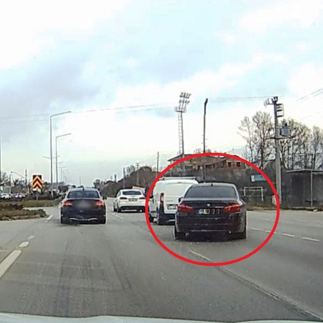 Trafikte tehlikeli hareketler
Vurdumduymaz sürücüler trafiği tehlikeye düşü...