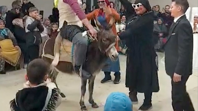 Gördes'te ilginç 'damat eğlencesi'
Eşekle salona giren sağdıç misafirlerin üzerine düştü