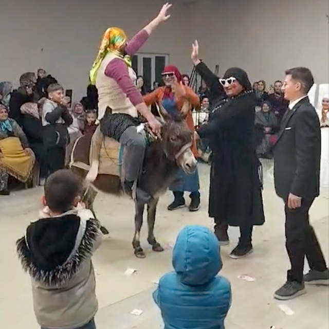 Gördes'te ilginç 'damat eğlencesi'
Eşekle salona giren sağdıç misafirlerin...