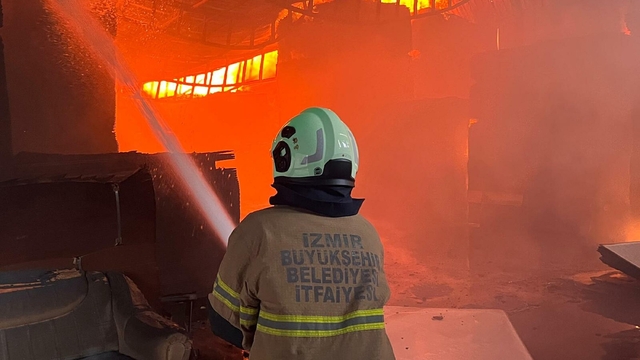 İzmir'de sanayi sitesinde yangın; 7 iş yeri zarar gördü (2)