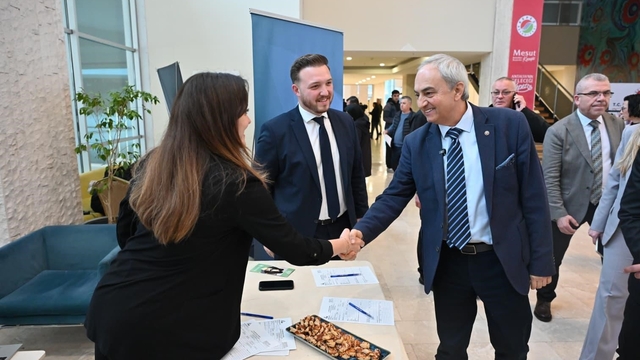 Kepez'de iş arayanlarla işverenler aynı çatı altında buluştu