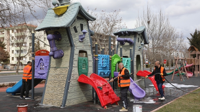 Elazığ'da çocuk oyun alanları temizlendi