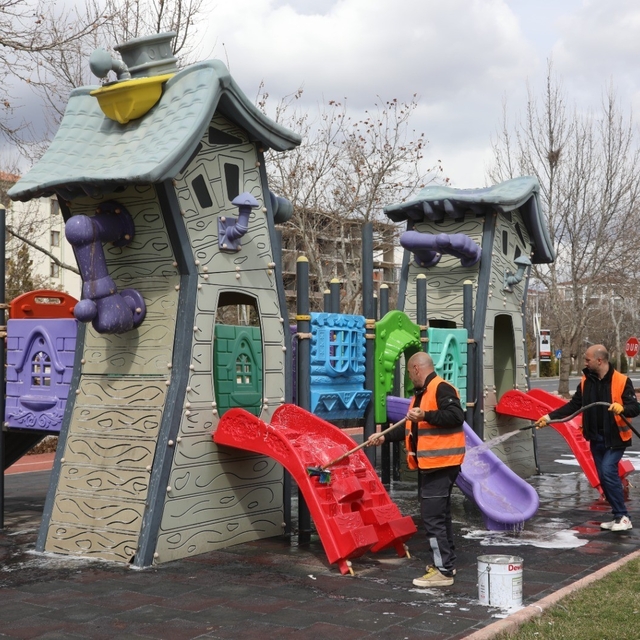Elazığ'da çocuk oyun alanları temizlendi