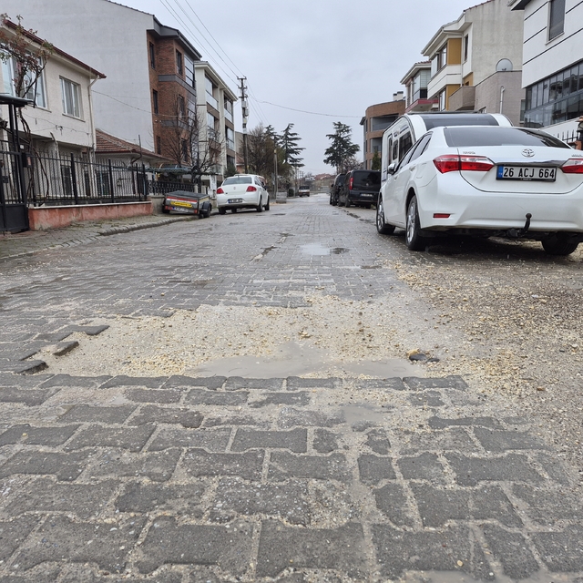 Ertuğrulgazi Mahalledeki bozuk yollar sürücülere zorluk yaşatıyor