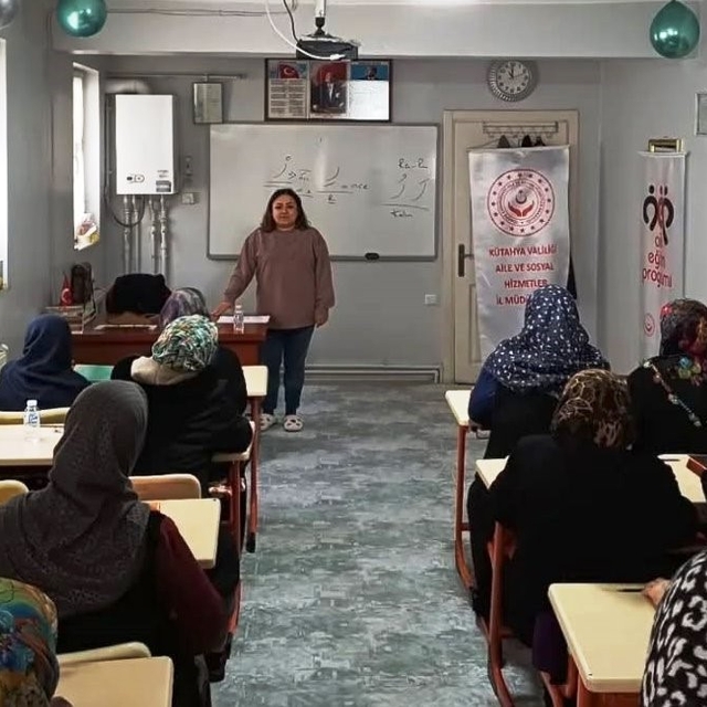 Kütahya'da Kur'an kursu kursiyerlerine "Aile Yaşam Becerileri" eğitimi